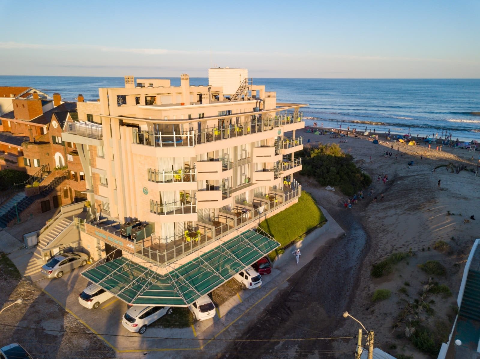Vista aérea frontal del Apart Viewbeach con la playa al frente
