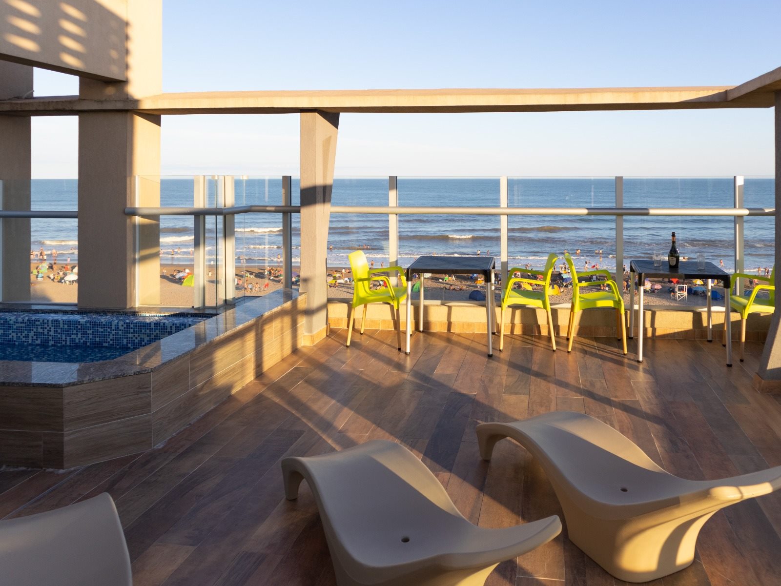 Solárium con reposeras y vista al mar